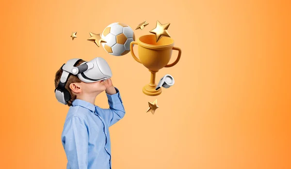 子供の男の子は Vrヘッドセット デジタルエンターテイメントやシミュレータでビデオゲームをプレイ オレンジの背景にサッカー チャンピオンカップとスター 仮想現実の概念と勝利 — ストック写真