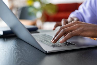 Siyah iş adamı elleri dizüstü bilgisayarda yazı yazıyor, yakın plan. Ofiste çalışan bir yönetici. E-öğrenim ve eğitim kavramı