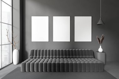 İçinde kanepe, duruş ve vazo, kurumuş çiçek, koyu beton zeminde halı. Şehir manzarasında panoramik pencere. Üç tane çadır bezi afişi. 3B görüntüleme