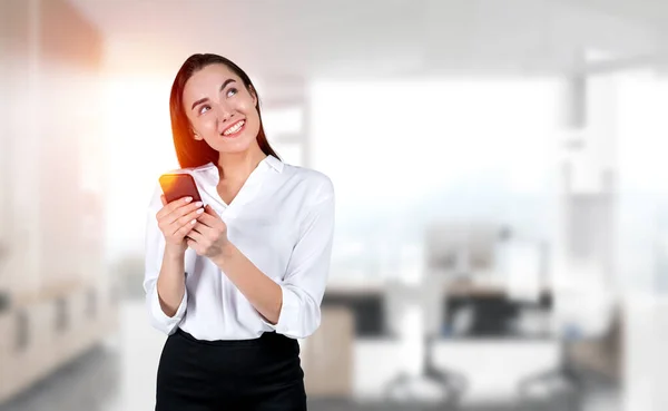 Uśmiechnięta Bizneswoman Używająca Telefonu Rękach Przeglądająca Online Myśląca Śniąca Pokój — Zdjęcie stockowe