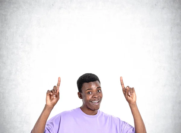 Αφροαμερικανός Όμορφος Επιχειρηματίας Που Φοράει Καθημερινά Ρούχα Δείχνει Δάχτυλο Κοντά — Φωτογραφία Αρχείου