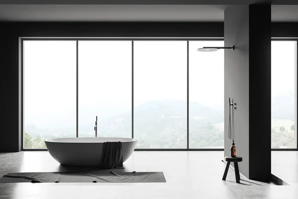 バスタブ シャワー バスタブ付きのスツール付きの暗いバスルームのインテリア 灰色のコンクリート床に足タオル 田舎のパノラマの窓 3Dレンダリング — ストック写真