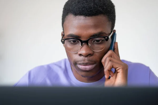 Retrato Hombre Negocios Africano Hablando Por Teléfono Usando Portátil Sobre — Foto de Stock