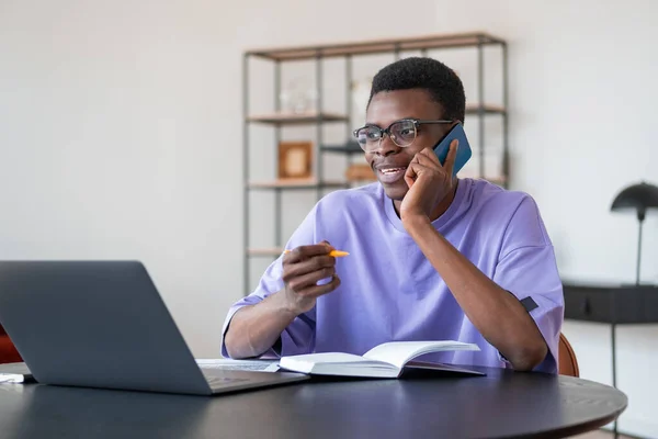 ノートパソコン デスクでの契約で黒人ビジネスマンの笑顔 背景に棚のあるオフィスルーム スタートアップと事業計画の概念 — ストック写真