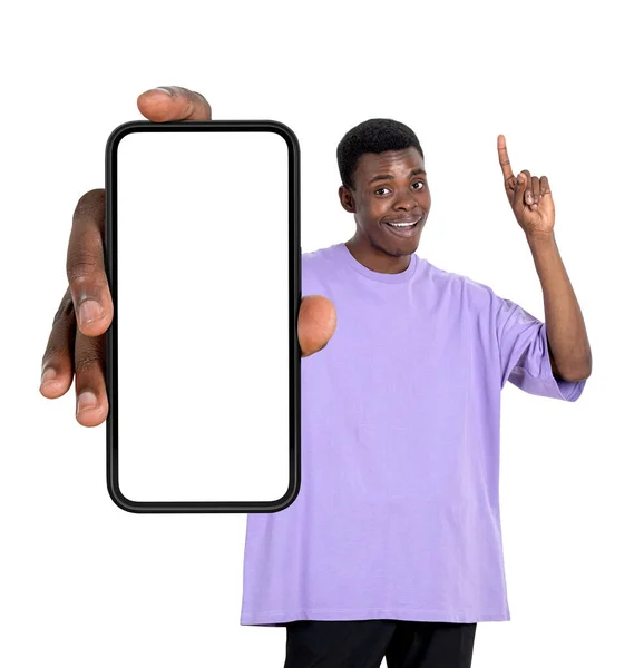 空に幸せな黒い男の指のポイントは 白い背景の上に隔離されたコピースペースの画面をモックアップで電話を示しています 選択の概念 — ストック写真