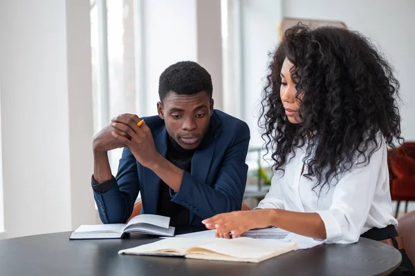 Hombre Negocios Negro Mujer Negocios Que Estudian Juntos Mirada Pensativa —  Fotos de Stock