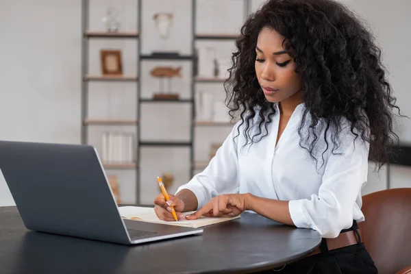 Afrikanische Geschäftsfrau Notiert Notizbuch Stift Hand Laptop Auf Dem Schreibtisch — Stockfoto