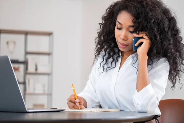 Empresária Africana Tomar Nota Falar Telefone Laptop Notebook Mesa Sala — Fotografia de Stock