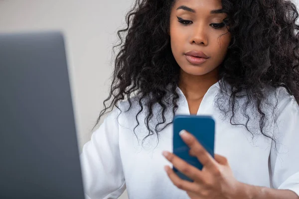 Donna Affari Africana Guardando Telefono Mano Navigare Online Scorrere Attraverso — Foto Stock