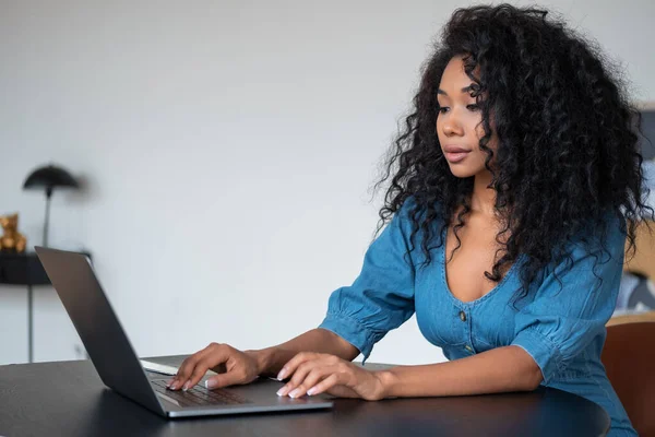 Perfil Negro Serio Mujer Negocios Usando Ordenador Portátil Escribiendo Mirando —  Fotos de Stock