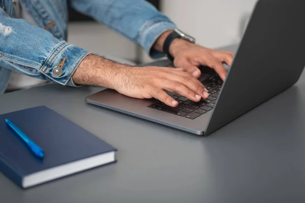 Hombre Negocios Que Usa Ropa Casual Está Sentado Escribiendo Computadora —  Fotos de Stock