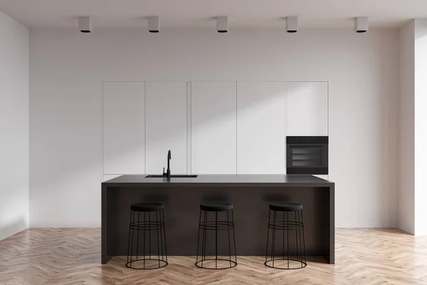 Weiße Versteckte Küche Mit Bar Insel Mit Spüle Und Stühlen — Stockfoto