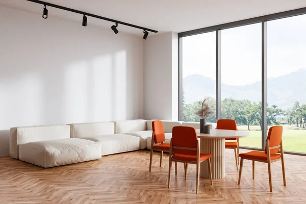 Bílý Obývací Pokoj Interiér Jídelním Stolem Židlemi Relaxační Kout Pohovkou — Stock fotografie