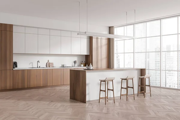 Weiße Kücheneinrichtung Mit Barstühlen Und Insel Auf Hartholzboden Modernes Geschirr — Stockfoto