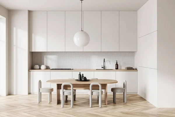 Białe Wnętrze Kuchni Stołem Krzesłami Drewniana Podłoga Naczynia Ukryte Szafki — Zdjęcie stockowe