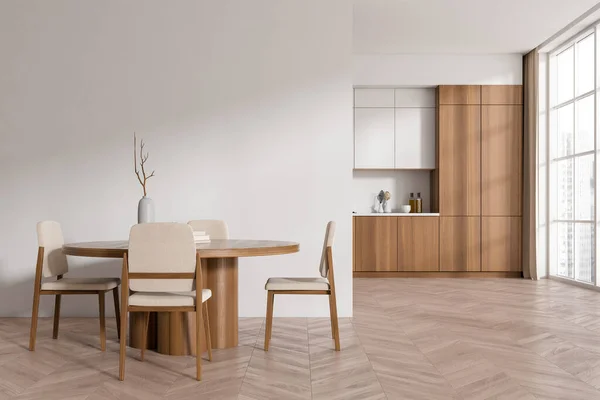 Białe Wnętrze Kuchni Krzesłami Stołem Jadalnym Drewnianej Podłodze Miejsce Gotowania — Zdjęcie stockowe