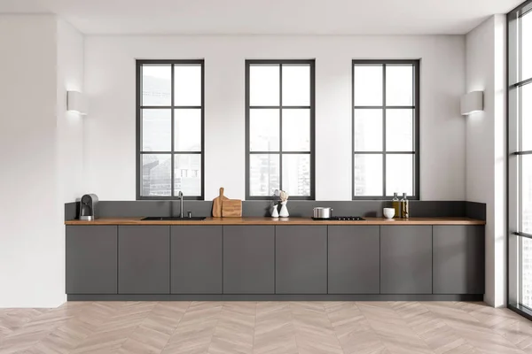 Weiße Kücheneinrichtung Mit Deck Und Versteckten Regalen Mit Geschirr Frontansicht — Stockfoto