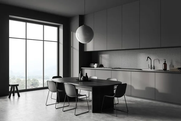 深色厨房内部与餐桌和椅子 侧视图 灰色混凝土地板 厨房用具和隐藏的橱柜 乡村的全景窗户 3D渲染 — 图库照片