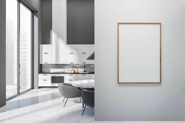 Helle Kücheneinrichtung Mit Stühlen Und Esstisch Auf Hellem Betonboden Kochgeräte — Stockfoto