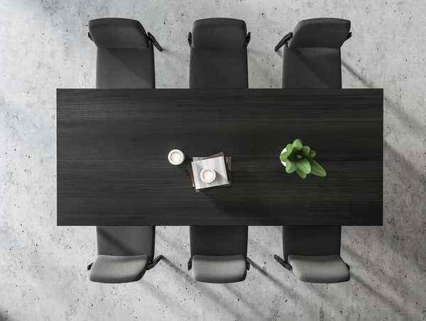 顶部的黑暗客厅内部与黑色木制桌子和椅子 灰色混凝土地板 最低限度的会议区装饰 3D渲染 — 图库照片