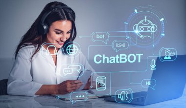 Eğitime ve işe yardımcı olan telefon ve sohbet robotuyla çalışan gülümseyen kadın. Akıllı yapay zeka teknolojisi ve sosyal ağ simgeleri. Sanal asistan ve yapay zeka kavramı