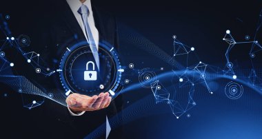 Koyu mavi arkaplan üzerinde veri koruma arayüzü gösteren tanınmayan bir iş adamı eli. Siber güvenlik kavramı