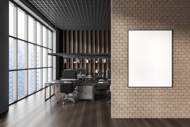 Gri ve bej tuğlalı duvarları, koyu ahşap zemini, siyah sandalyeli sıra bilgisayar masaları ve dikey maket posterleri olan modern açık uzay ofisinin içi. 3d oluşturma