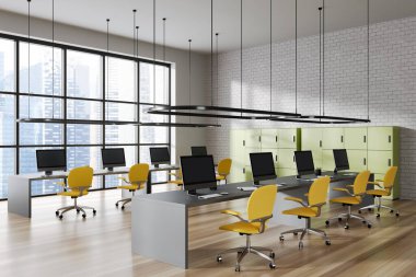 Beyaz ve tuğladan duvarları, ahşap zemini, sarı sandalyeleri ve yeşil dolapları olan bilgisayar masaları olan şık bir açık uzay ofisinin köşesi. Şehir manzaralı panoramik pencere. 3d oluşturma