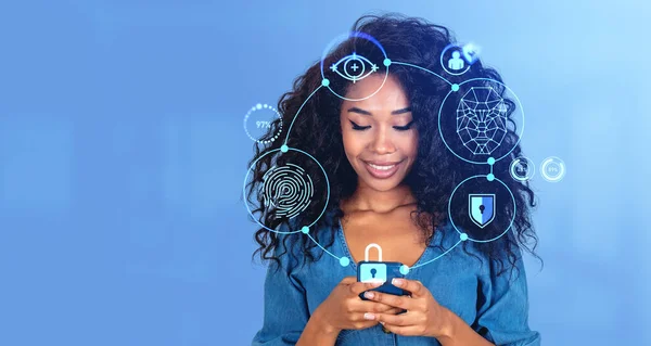 Портрет Улыбающейся Молодой Афроамериканской Женщины Использующей Смартфон Иммерсивным Биометрическим Интерфейсом — стоковое фото