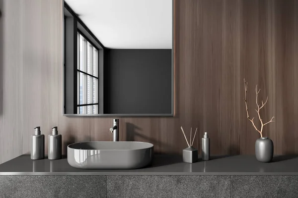 现代浴室的内部有灰色和黑色的木制墙壁 舒适的灰色水池站在黑暗的橱柜和正方形的镜子上 3D渲染 — 图库照片