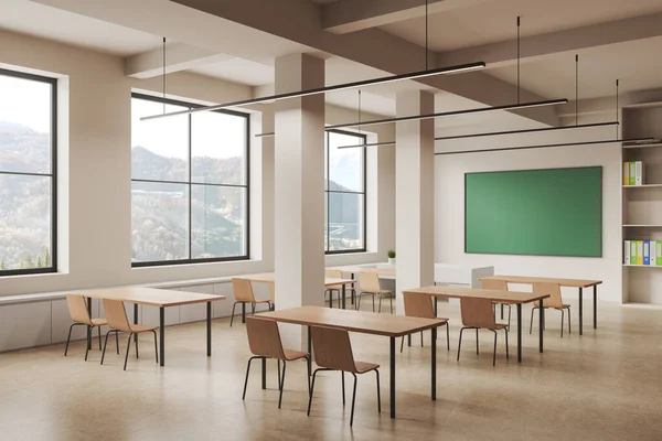 Modern Bej Sınıf Mimarisi Ahşap Masa Sıra Sıra Sandalye Yan — Stok fotoğraf