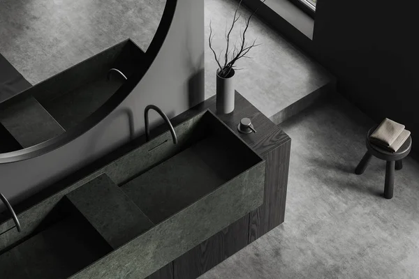 顶部的黑暗浴室内部与槽槽槽和双水龙头 圆形的镜子和凳子与浴室配件灰色混凝土地板 3D渲染 — 图库照片