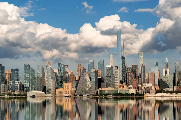 Panorama New York City Panorama Jeho Odraz Řece Hudson Oblačného — Stock fotografie