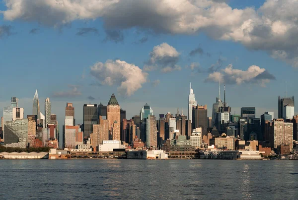 纽约的摩天大楼和大白天的河流 办公楼和金融公司 曼哈顿天际线 全球贸易中心和大公司 — 图库照片