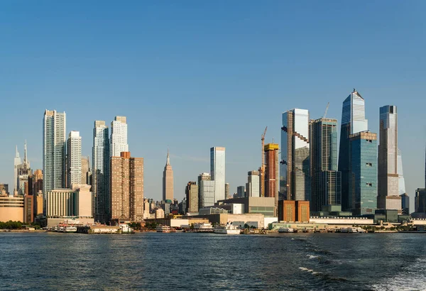 New Yorker Bürohochhäuser Unter Blauem Himmel Bei Tageslicht Wasser Und — Stockfoto