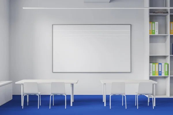 现代教室的内部有白色的墙壁 蓝色的地板 一排有椅子的白色桌子 书架和模拟的白板 3D渲染 — 图库照片