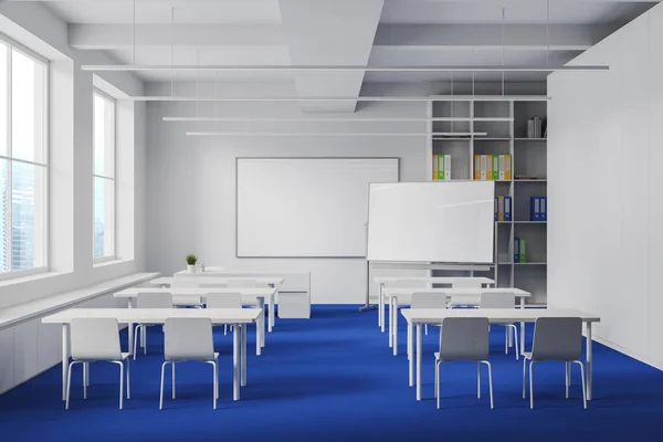 Gemütliche Moderne Klassenzimmer Mit Schreibtisch Und Stuhl Reihe Attrappe Kopierraum — Stockfoto