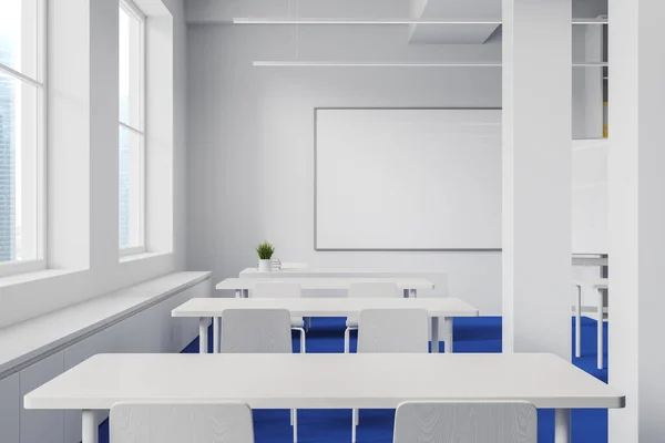 Interieur Eines Modernen Klassenzimmers Mit Weißen Wänden Blauem Fußboden Einer — Stockfoto