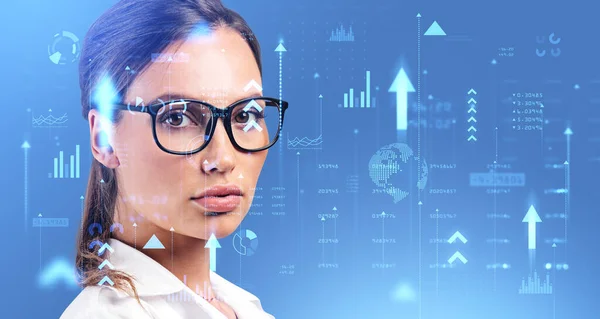青い背景に没入型ネットワークインターフェイスの二重暴露とメガネの美しい若いビジネスマンの肖像画 インターネットとテクノロジーの概念 — ストック写真