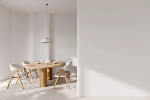 白い壁 石の床 右側の白い椅子と空白のモックアップ壁と快適な長い木製のテーブルとスタイリッシュなダイニングルームのインテリア 3Dレンダリング — ストック写真