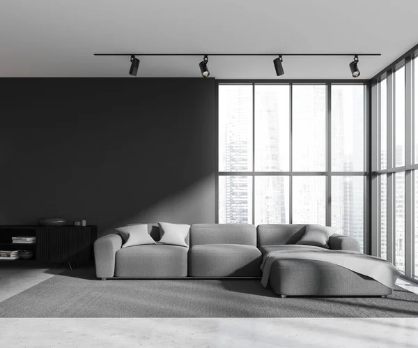 ソファと装飾付きの引き出し グレーのコンクリートの床にカーペットで暗い家庭のリビングルームのインテリア 高層ビルのパノラマウィンドウは 空の灰色の壁をモック 3Dレンダリング — ストック写真