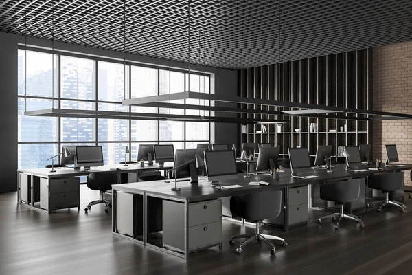 Dunkles Coworking Interieur Mit Sesseln Und Auf Einem Gemeinsamen Schreibtisch — Stockfoto