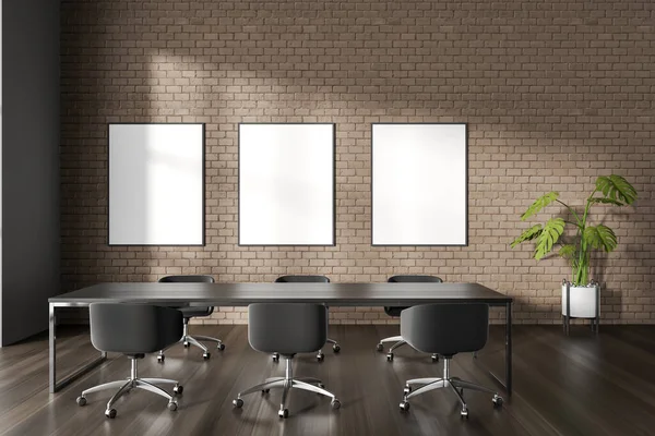 现代会议室的内部 有灰色和米黄色的砖墙 深色的木制地板 有黑色椅子的长会议桌和三张模拟海报 3D渲染 — 图库照片