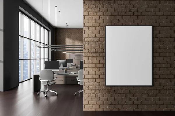 グレーと茶色のレンガの壁 暗い木製の床 灰色の椅子と垂直方向のモックアップポスターとコンピュータテーブルの行を持つモダンなオープンスペースのオフィスのインテリア 3Dレンダリング — ストック写真
