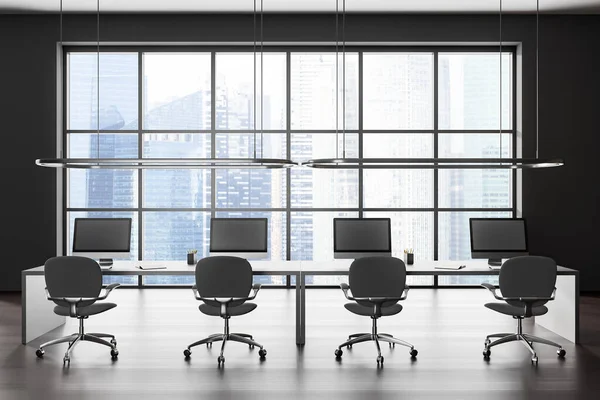 现代开放空间办公室的内部 有深灰色的墙壁 木制地板 一排有灰色椅子的计算机桌子和全景城市景观的窗户 3D渲染 — 图库照片