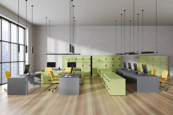 白色的砖墙办公室内部 有黄色的扶手椅和个人电脑排成一排 硬木地板 与货架 摩天大楼上的全景窗户共建工作空间 3D渲染 — 图库照片