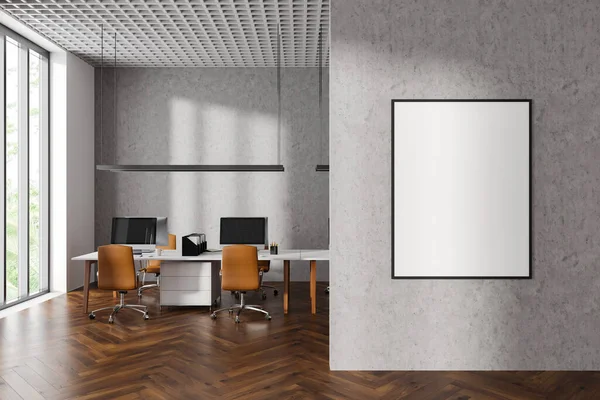 室内的时尚开放空间办公室与白色和混凝土墙壁 黑暗的木制地板 一排电脑桌与褐色椅子和垂直模拟海报 3D渲染 — 图库照片