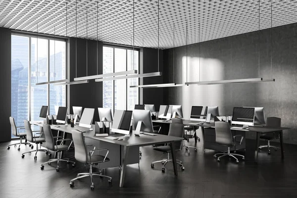 콘크리트 나무로 의자가 줄줄이 늘어서 컴퓨터 테이블 현대식 사무실의 책임자이다 — 스톡 사진