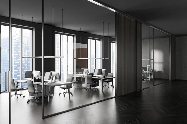 现代开放的办公大楼角落 有灰色和玻璃墙 木制地板 一排有黑色椅子的电脑桌 3D渲染 — 图库照片