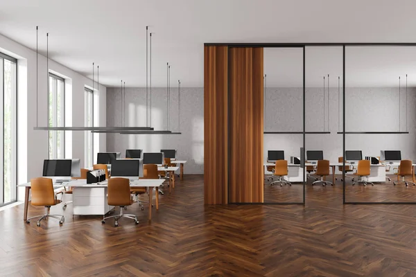 大厅的现代开放空间办公室与白色和玻璃墙壁 黑暗的木制地板 一排电脑桌与棕色椅子 3D渲染 — 图库照片
